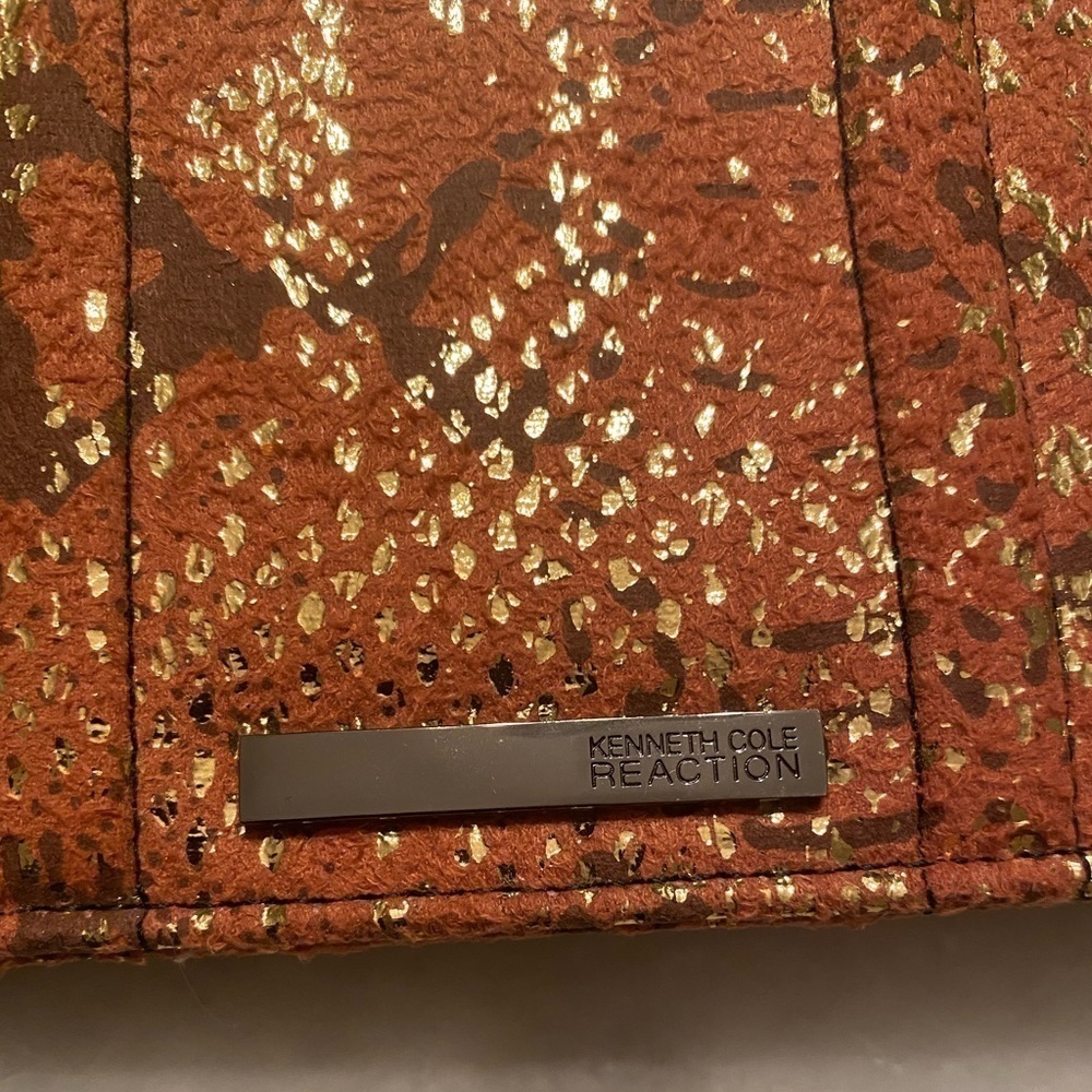 Kenneth Cole Reaction Clutch Wallet - Picture 3 of 6